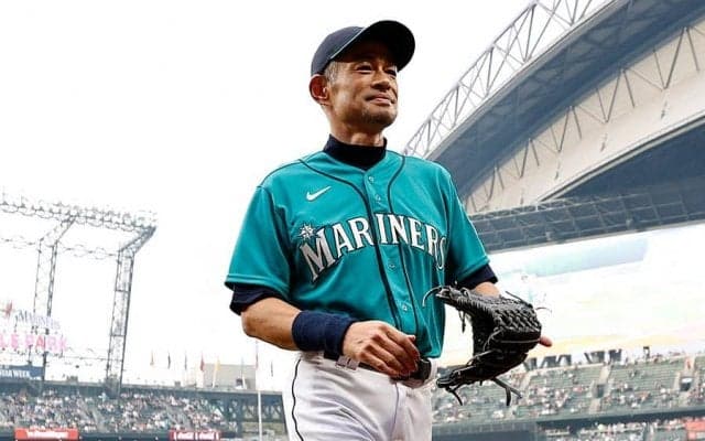 イチローに女性ファンが大興奮　客席で接触→12年越しの粋な演出に米反響「超可愛い」