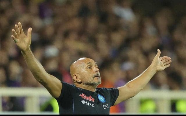 「母親を侮辱され続けた」ナポリ指揮官がフィオレンティーナファンと口論、ペットボトルを投げつけられる