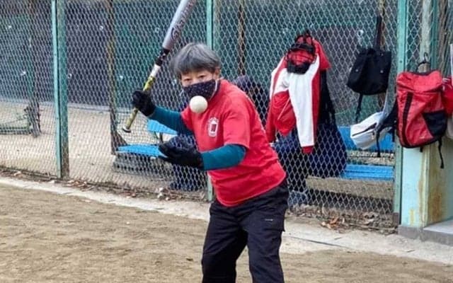 少年野球指導歴50年、教え子1200人　ノックを打ち続ける82歳の「おばちゃん」