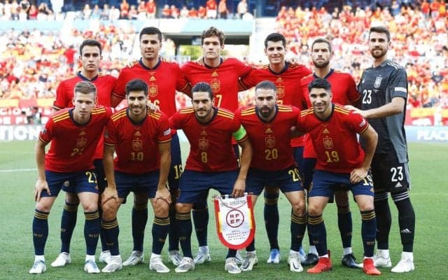 「シャワーカーテン」「このユニではW杯に勝てない」スペイン代表の新ユニフォーム公開！ アウェイユニに厳しいコメントが現地ファンから相次ぎ、「日本やドイツに比べてヒドい」の声も