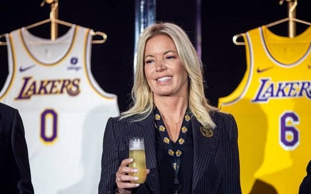 レイカーズのオーナーがポッドキャストに出演…「毎年優勝を争えるチームでありたい」