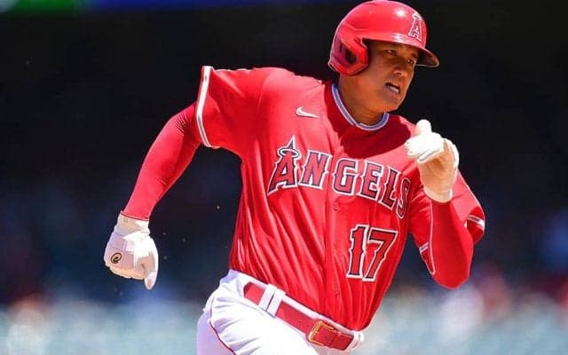 大谷翔平、投手泣かせの足が光る“超速内野安打”に米記者注目「閃光のように走った」