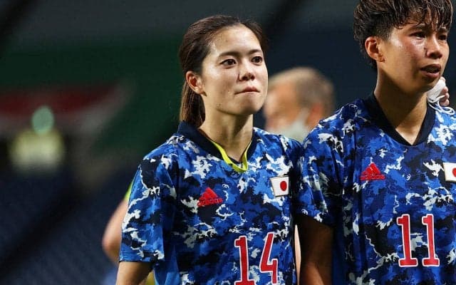 長谷川唯が日本代表の新ユニ姿を披露、笑顔と凛々しさ見せる一枚に反響「かっこいい。かわいい」「お似合いです」