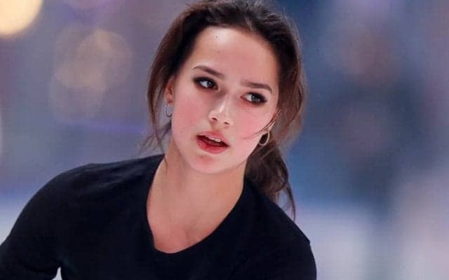 ザギトワのホットパンツ姿が「なんて美脚だ」と話題沸騰！避暑地でのオフショットに「素晴らしいプロポーション」の声も