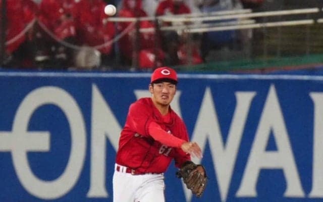 “目隠し状態”からの逆噴射キャノン　内野爆走30mの美技が「肩メジャーレベルやな」
