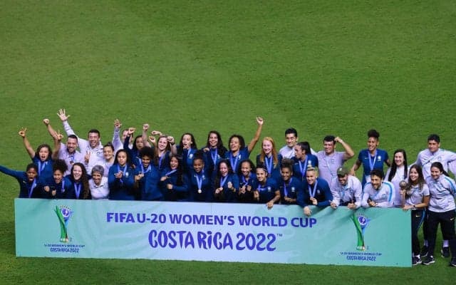 「僕にはできないけど…」U-20女子W杯の表彰式でブラジル選手がFIFA会長に仰天行為「お気に入りの瞬間」