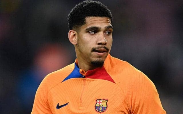 「足を骨折しそう」バルセロナDF、エンブレムを踏まぬよう緊急回避「シンボルへの敬意」