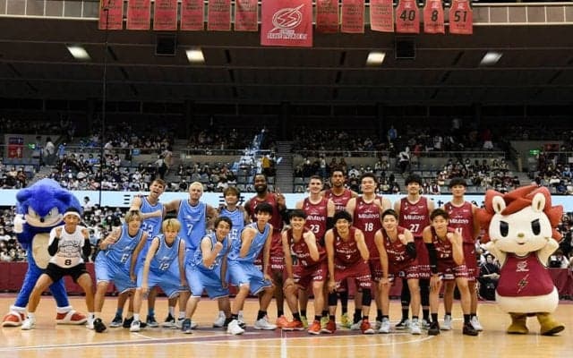 川崎ブレイブサンダースが人気クリエイター集団とコラボ企画開催…観客、視聴者を大いに魅了