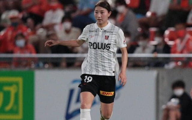 「あまりに可愛くてニヤケちゃう」「モデルやね」浦和L・塩越柚歩のリゾート感溢れるオフショットが話題「笑顔が最高」