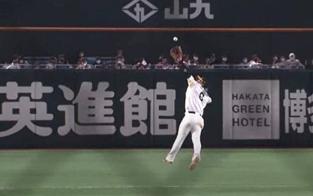 「どんなバネしてるんだ…」　鷹・今宮の“無重力キャッチ”は「凄い超えて怖い」
