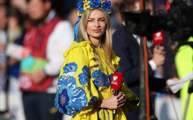 「なんて美しいんだ」「無双している」ジンチェンコの妻がアーセナルユニ姿を披露も美し過ぎて大騒ぎに「とても似合っている」