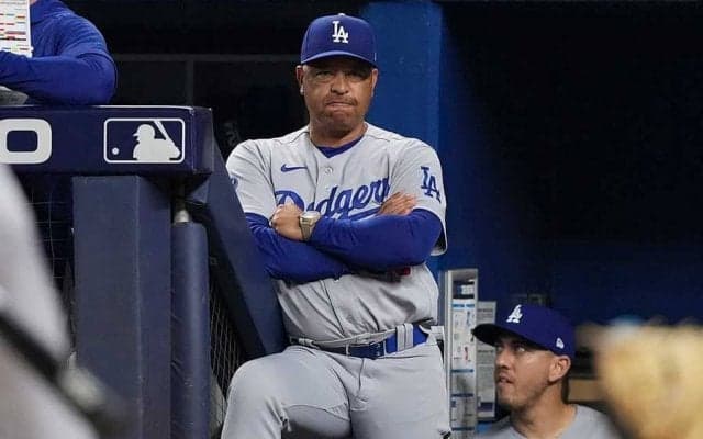 MLBで珍事　晴天だけどライト点灯を監督が熱望、身振り手振りに米ファン「明るいのに」
