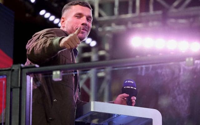 「夢あるな」「2ショット熱い」ポドルスキが「Yokoso」、新加入の奥抜侃志を歓迎し肩組み2ショット…カップ戦でいきなりベンチ入り