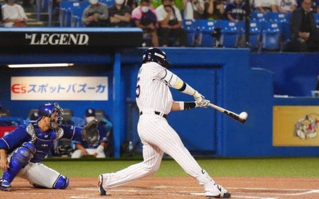 村上宗隆の“超速50号”は「超人すぎだろ」　右翼突き刺さるロケットが「エグすぎ」