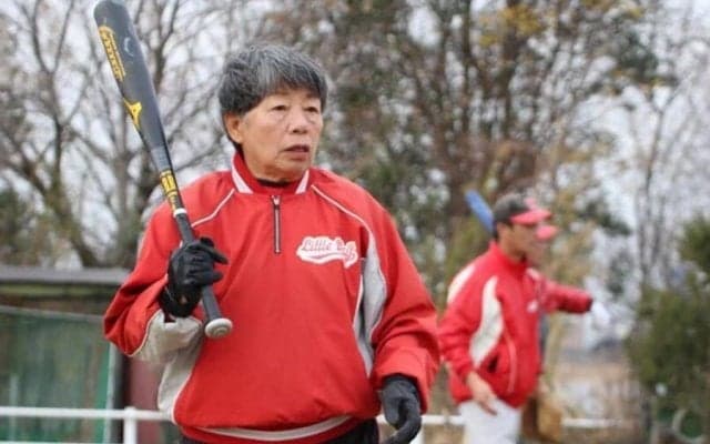 82歳“おばちゃん”が辣腕振るう少年野球チーム　部員130人の大所帯…なぜ人気？