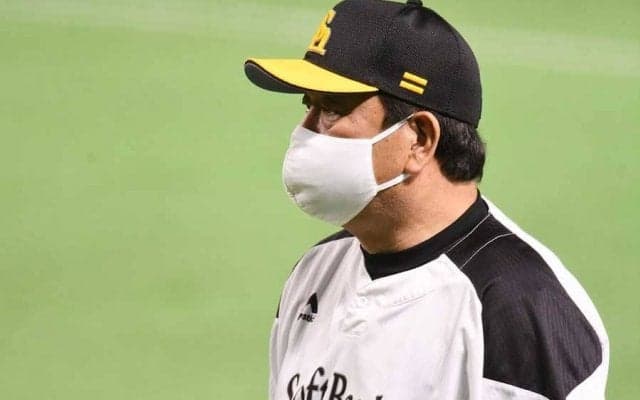送り込まれた松本も驚いた　なぜ鷹ベンチは満塁で左の栗山に嘉弥真をぶつけなかった？