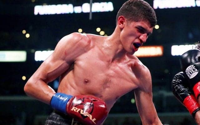 米国の198cm巨人ボクサーと並んだ日本人世界王者に驚きの声「ズバ抜けてデカすぎ」