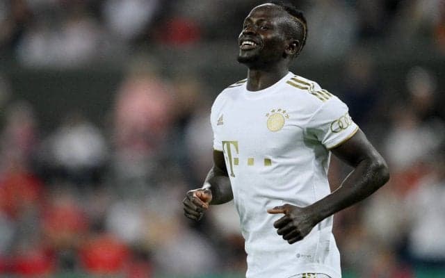 「愛は失われず」「完全紳士」バイエルンFWマネは古巣グッズにも笑顔でサイン「これをスターリングに見せよう！」