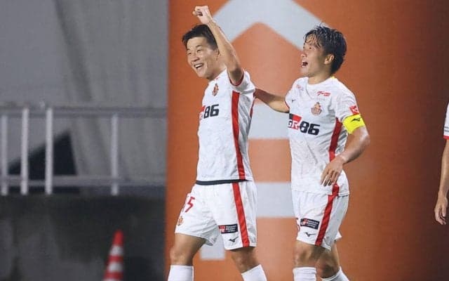 味方が激突、紳士協定違反、一発退場…波乱の連続の一戦は2-3で名古屋が粘り勝ち、福岡は7戦未勝利【明治安田J1第28節】