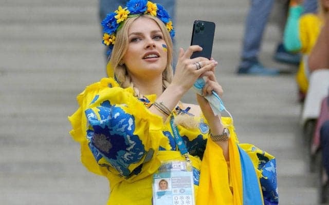 「美しすぎる」「信じられない」ジンチェンコの話題の妻が娘とお揃いのドレスで1歳の誕生日を改めて祝う「家族みんなが可愛い」