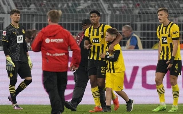 ｢素敵すぎる｣!! ドルトムントMFが試合乱入の少年に取った行動に｢称賛の嵐｣！ ｢6000超いいね｣がついたイングランド代表MFの｢最高の行動｣