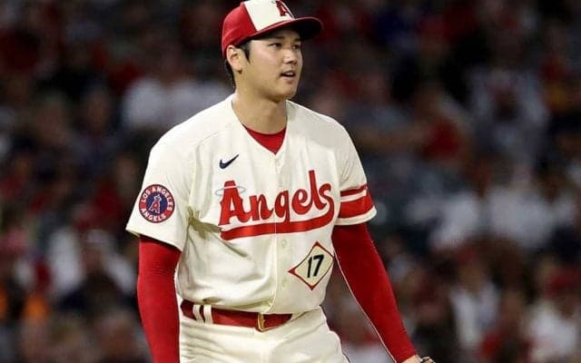 大谷翔平、プレーボール直後に万歳　味方のファインプレーに米記者「試合最初に…」