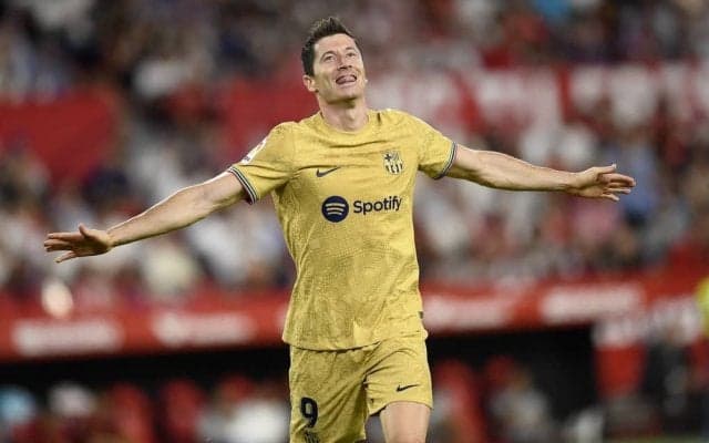 「マシーンだ」バルセロナFWレバンドフスキが「3戦連発」! 絶妙な胸トラップから右足を振り抜く…チームはセビージャに3-0勝利