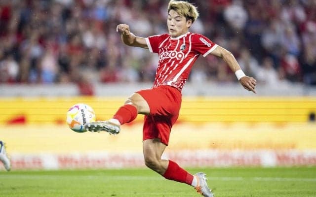 「泥臭い良いゴール！」堂安律の右CK「決勝ゴール」でフライブルクが首位浮上！ 左足での押し込み弾で今季2点目を奪う！