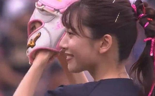 うたのおねえさんが大絶叫「あーん！」　豪快フォームも暴投始球式にファンも笑い