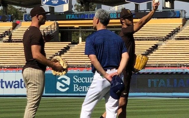 【MLB】ダルビッシュ、侍ジャパン吉井コーチと再会し談笑　右肘の動きを見せる場面も