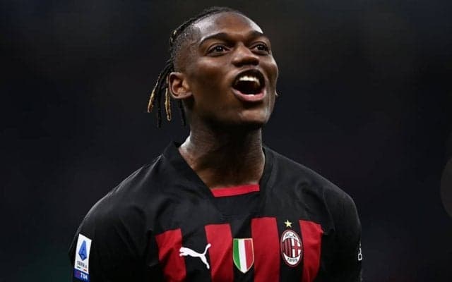 「なんちゅう大きさやねん」ミラノダービーで披露された、ミランサポーターによる”巨大コレオ”が「分かりやすい煽り!」と話題! 