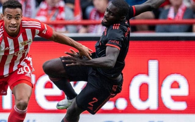 「幽霊につまずいたのかな」守備側のダイブ？バイエルンDFが抜かれた後に派手な転倒「新しい遊び」