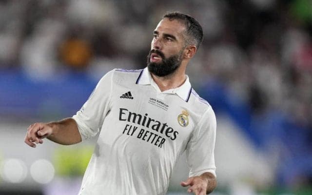 ｢天使だ｣｢可愛い｣!! レアルDFの妻＆息子の画像に｢1万7000超いいね｣の大反響!! 本拠地スタジアム写真公開で、｢将来のレアル選手｣などと話題となった｢幸せなショット｣