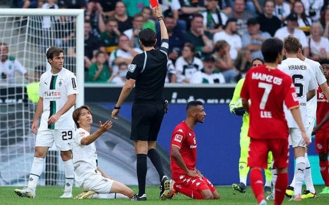 欧州初の一発退場を受けた板倉、1試合に出場停止処分が決定