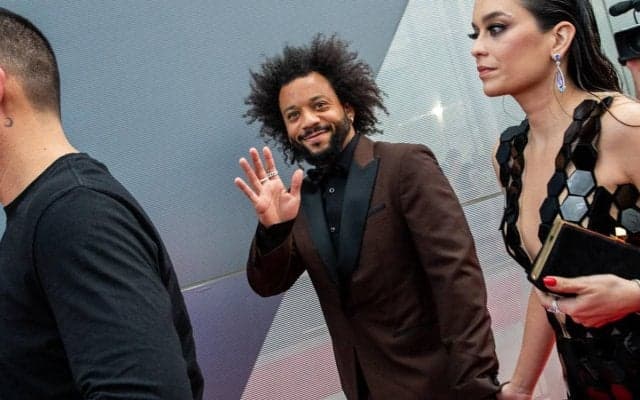 マルセロ一家が新天地でお披露目、発煙筒と大声援での熱烈歓迎受ける