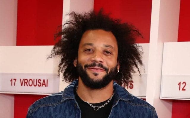 「嬉しくて涙が出た」マルセロと息子が発煙筒と大歓声に包まれ、オリンピアコス熱狂的デビュー！ 新ユニフォーム姿でサポーターにお披露目！