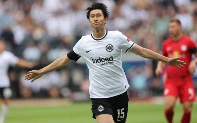 フランクフルトの「欧州CL用ユニフォーム」発表！ 鎌田大地が「シンプル・イズ・ザ・ベスト」と感想を述べた新ユニは、守田英正との日本代表対決で着用へ