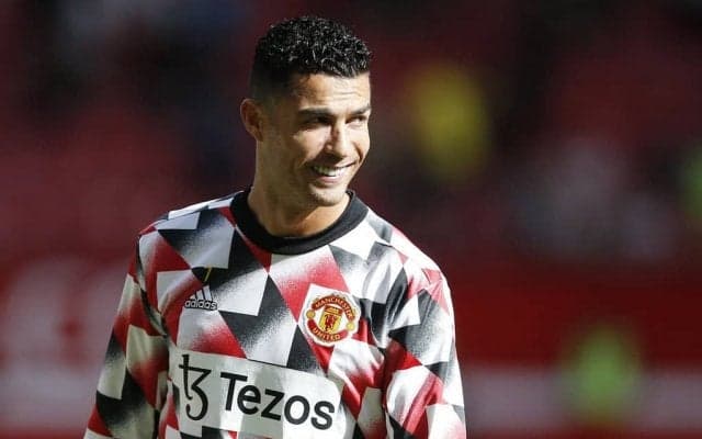 C・ロナウドまさかの｢足技失敗｣にチームメイトが笑いをこらえる…世界最高峰FWが｢レアな瞬間｣見せる