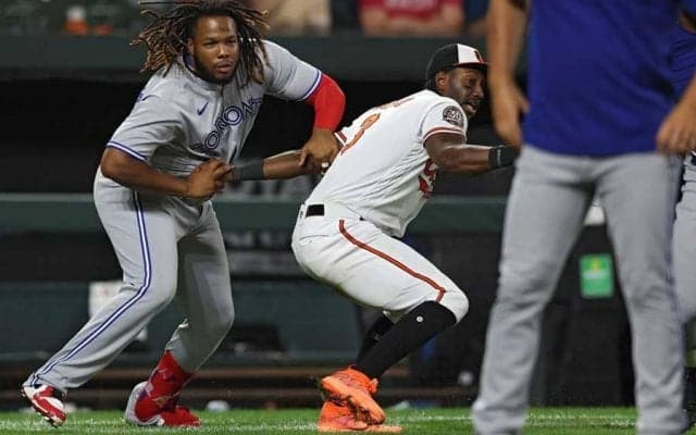 【MLB】元同僚の態度に不満で一触即発？　ユニ引きはがされる乱闘騒ぎは「熱い！熱い！」