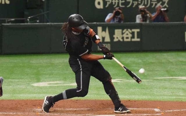 「看板の上は初めて見たぞ」　球場騒然…巨人助っ人の特大弾は「なんやこの飛距離」