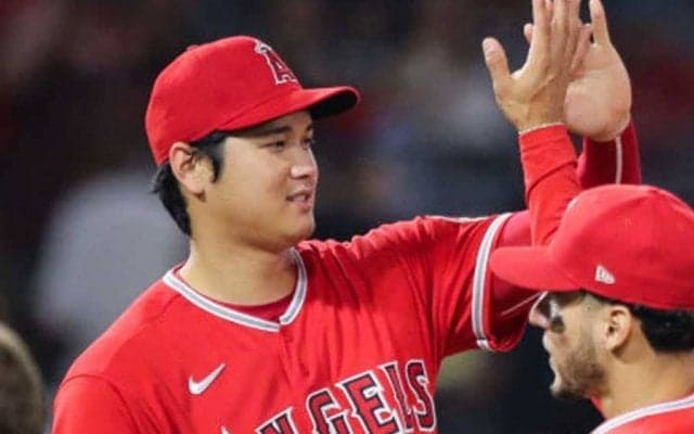 【MLB】大谷翔平の「喜びかたがかわいい」　まさかの“バックハグ”は「野球少年に戻る瞬間」