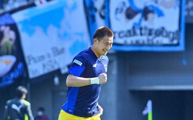 「何やってんのw」波多野豪が同点ゴールの裏で「コーナーフラッグを植えつける」！  ファンの驚きの声続出