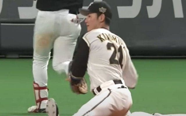 「清宮君体柔らかすぎ」　180度大開脚からの送球は「股割りしたまま凄い」