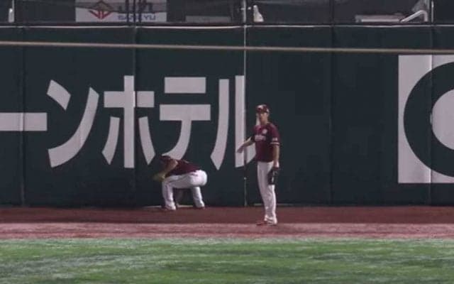 打球がフェンスに見事に「スポッ」　三塁打“取り消し”に「こんなことある!?」