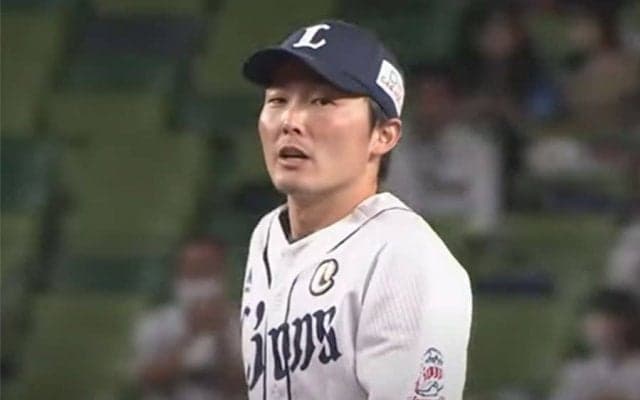「いつみても惚れ惚れ」　西武源田のヒョイ投げ“後退り”が「マジでうまい」