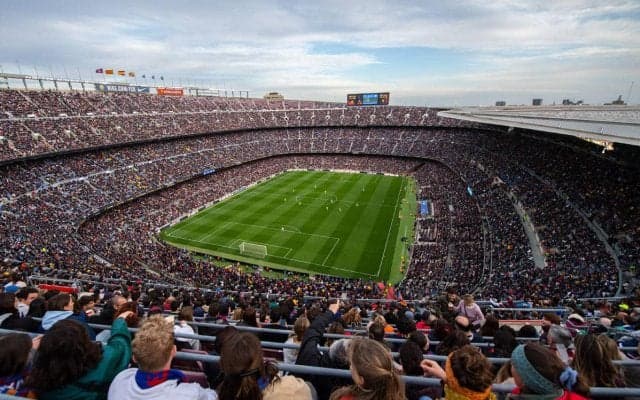 「いつか生で聞きたい」CL初戦を迎えたバルセロナのサポーターたちが響かせるイムノの大合唱が話題「最高の雰囲気」