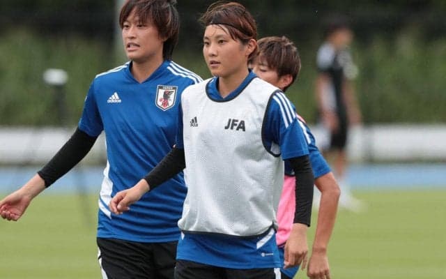 移籍最終日にウェストハム入りの林穂之香がユニ姿を披露「最善を尽くします」