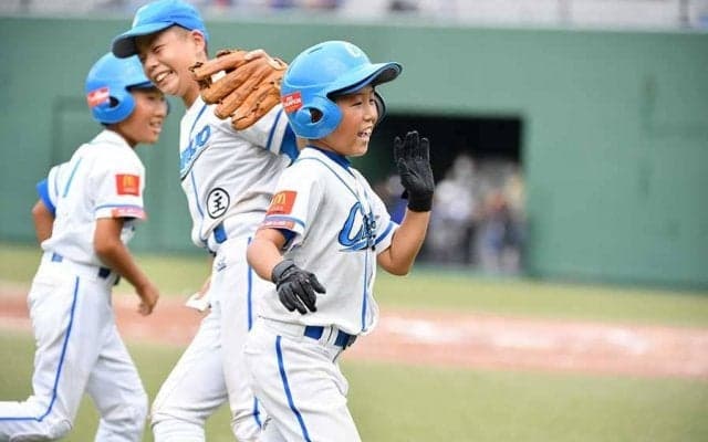 気軽に子どもが指導者に「ねえねえ」　全国大会初Vに導いた“なれ合い”の関係性