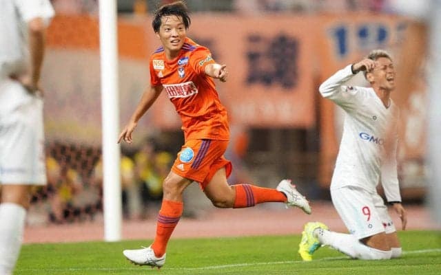 新潟が引き分けに終わった横浜FCを抜いて首位浮上、残留争いは快勝の大宮、土壇場勝利の岩手が浮上で群馬が降格圏転落【明治安田J2第35節】