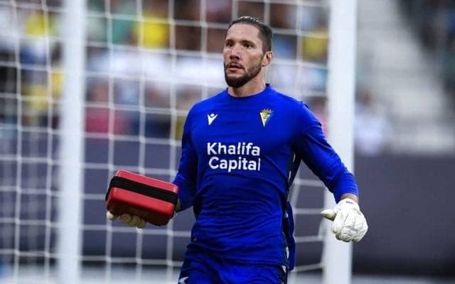 英メディアが「英雄に認定」と賞賛！ AEDを観客席に投げ入れ、心停止のファン救ったアルゼンチン代表GKの「ピッチ上の人道的行動」! 